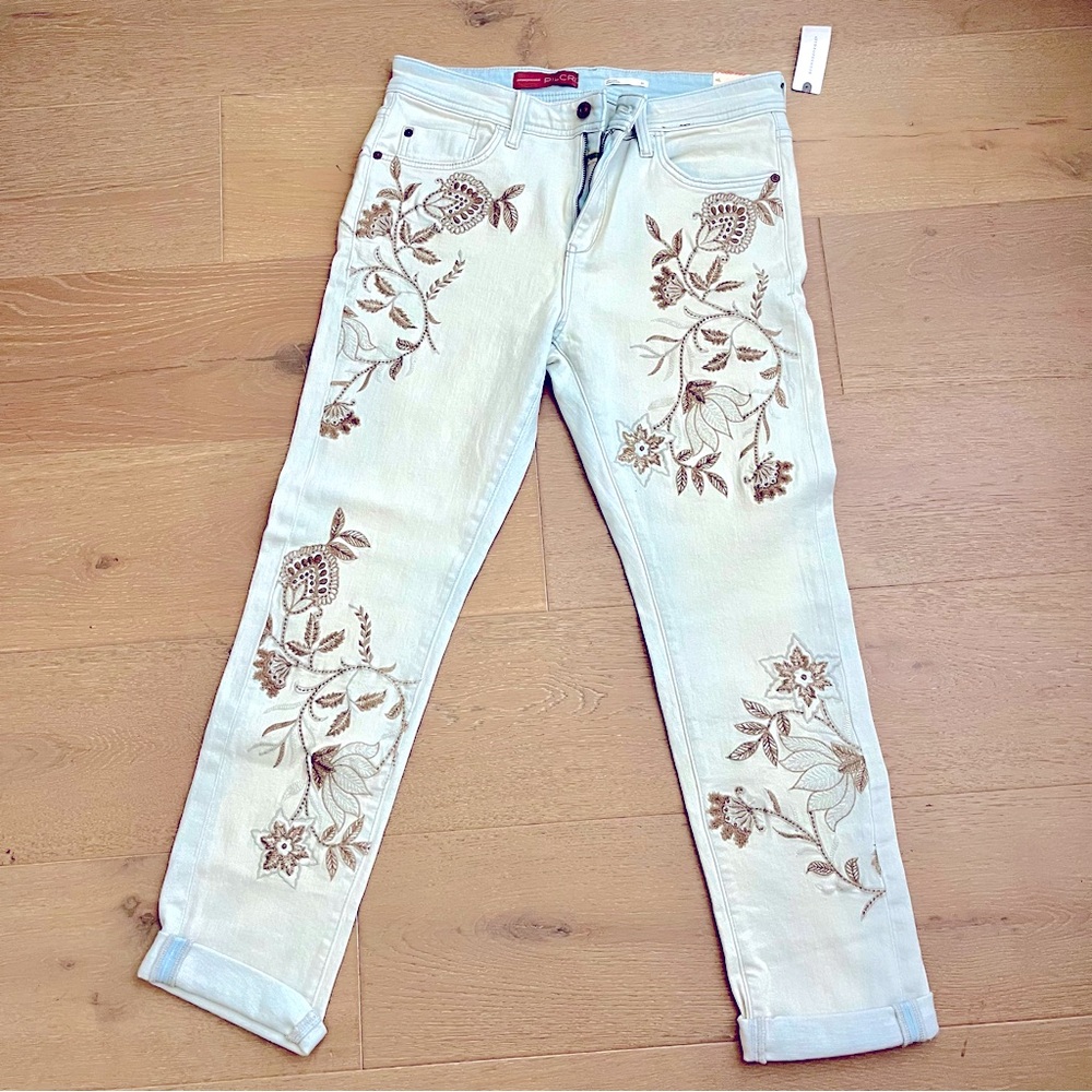 Stunning new light denim jeans w floral detail size 10